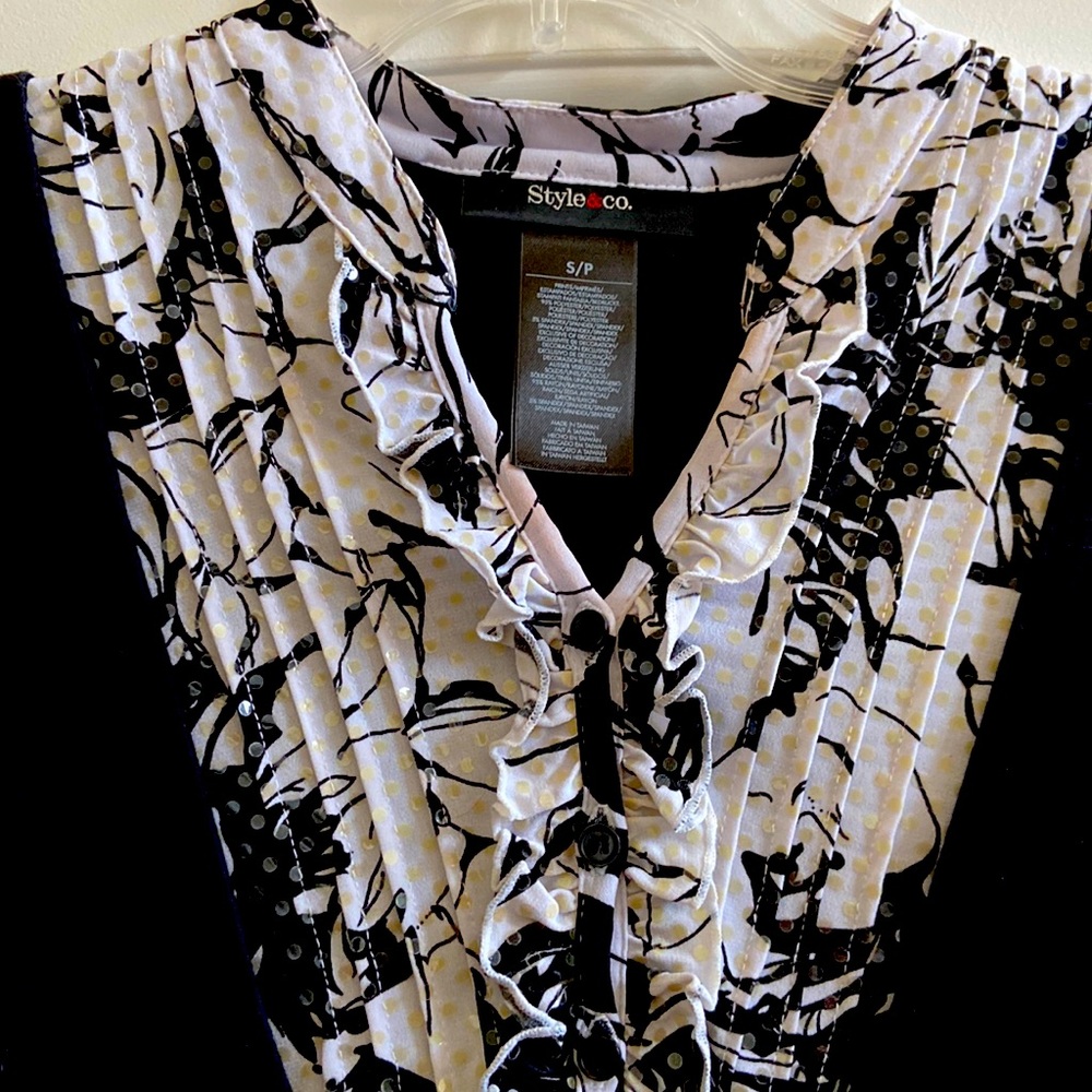Beautiful black & white long sleeve top in size S